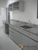 Mesa de trabajo modular con vitrina